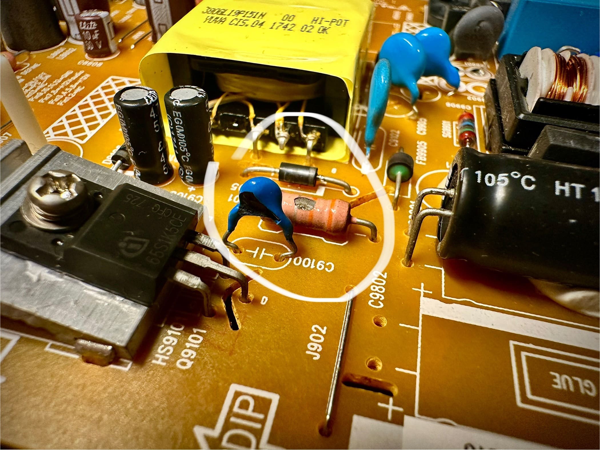Dettaglio della zona PSU del TV Philips con resistenza e componenti danneggiati da sostituire